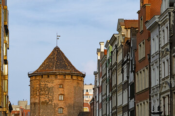 Fassaden historischer Häuser und das Milchkannentor in der Altstadt von Danzig, Polen