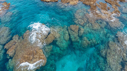 奄美大島の珊瑚礁をドローンで撮影。自然、海、リーフ、波