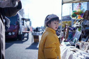 フリーマーケットにいる男の子/Boy at the flea market