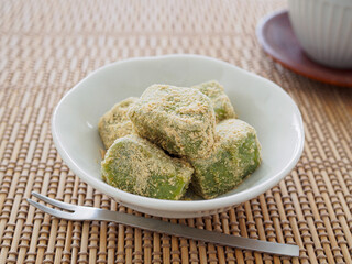 黄な粉をまぶした抹茶ミルクわらび餅