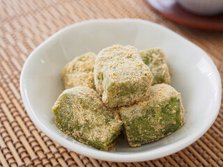 黄な粉をまぶした抹茶ミルクわらび餅