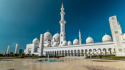 Obraz premium Sheikh Zayed Grand Mosque timelapse hyperlapse located in Abu Dhabi - capital city of United Arab Emirates.