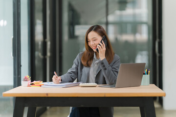 Obraz premium Asian Businesswoman Working at Desk