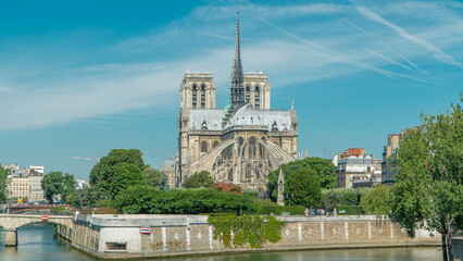 Naklejka premium Seine river and Notre Dame de Paris back side timelapse. Famous symbols of Paris