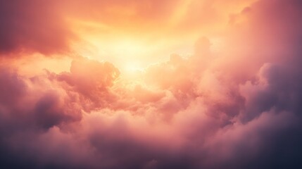 Obraz premium A vibrant sunset view through dramatic clouds.