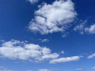 青空に浮かぶ白い雲