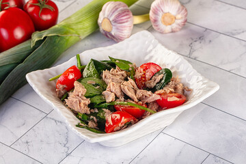 Salad with canned tuna and spinach