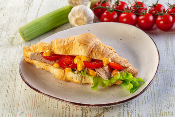 Croissant with tuna, tomato and salad