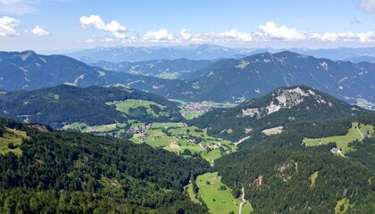 Obraz premium Una imagen ultra realista de un valle grande y hermoso, visto desde arriba,