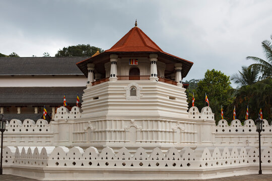 Facade of the temple of the sacred tooth relic (Sri Dalada Maligawa) in Kandy, Central Sri Lanka, Sri Lanka, Asia