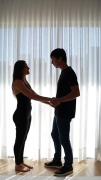 silhueta de casal apaixonado se encontrando 
