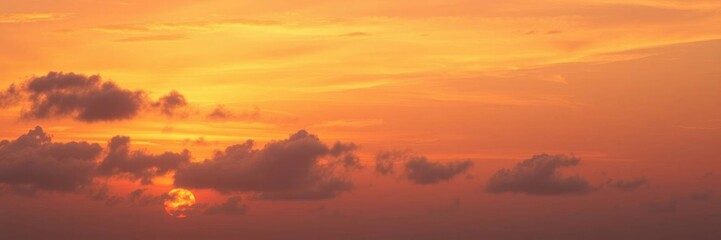 Fototapeta premium Fiery Sunset Panorama: Clouds and Golden Hues