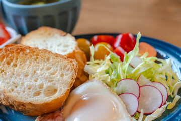 目玉焼きとパンの彩り朝食プレート