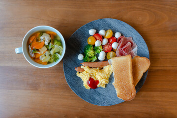 スクランブルエッグと彩り洋朝食プレート