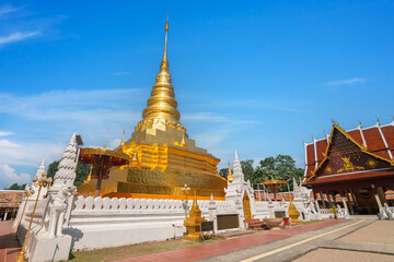 Fototapeta premium Wat Phra That Chae Haeng. Golden stupa temple in Nan, Thailand