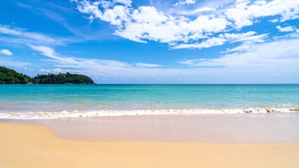 Fototapeta premium 明るくて広々とした真夏の砂浜と海 背景素材 チラシ・バナー・動画素材 AI生成素材