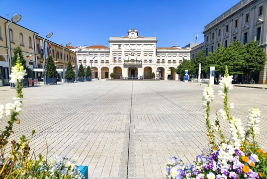 San Dona di Piave e Piazza Indipendenza durante giornata di sole estivo