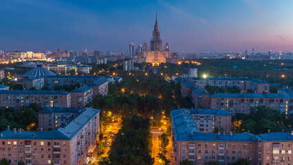 Obraz premium Moscow State University night to day timelapse before sunrise aerial view from rooftop.