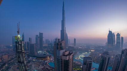 Obraz premium Foggy morning in downtown of Dubai night to day timelapse.