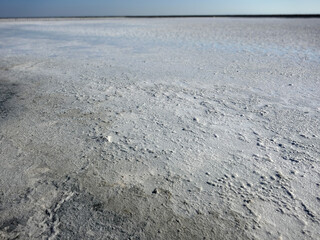 Self-seeding salt at the bottom of a hypersaline lake