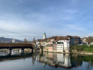 Stadt Olten im Kanton Solothurn - Altstadt mit alter Holzbrücke  am Fluss Aare, Schweiz
