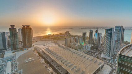 Obraz premium The skyline of West Bay and Doha City Center during sunrise timelapse, Qatar