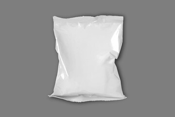 Obraz premium Blank chips bag mockup, food snack bag isolated on a gray background. potato chip bag mockup With clipping Path included. Chips paper package or snack Food Packaging.3d rendering.White foil packaging,