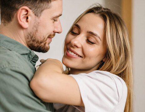 Zakochana para ludzi przytulająca się w domu 