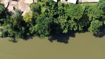 Uma margem do rio Ribeira de Iguape, no Vale do Ribeira, divisa dos estados de São Paulo e...