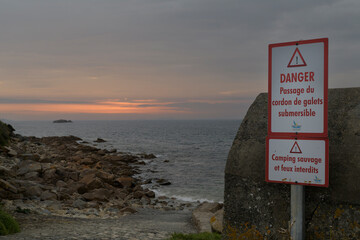 Panneau "Danger passage submersible" et " Camping interdit"