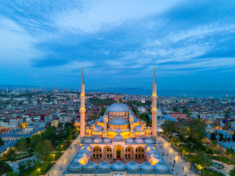 Stunning Aerial View of the Hagia Sophia Mosque at Dusk in Istanbul.An aerial shot of the Hagia Sophia Mosque in Istanbul, Turkey, bathed in the soft light of twilight. Suleymaniye, Blue Mosque kandil