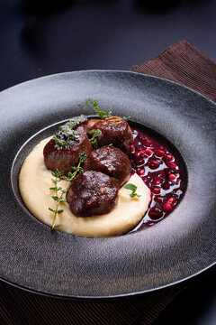 Alb&oacute;ndigas de alce en salsa de ar&aacute;ndanos 03