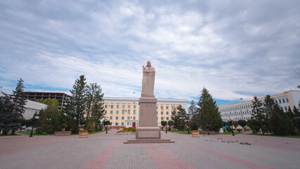 Obraz premium Monument to Abai in Uralsk timelapse hyperlapse.