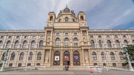 Obraz premium Beautiful view of famous Naturhistorisches Museum timelapse hyperlapse with park and sculpture in Vienna, Austria