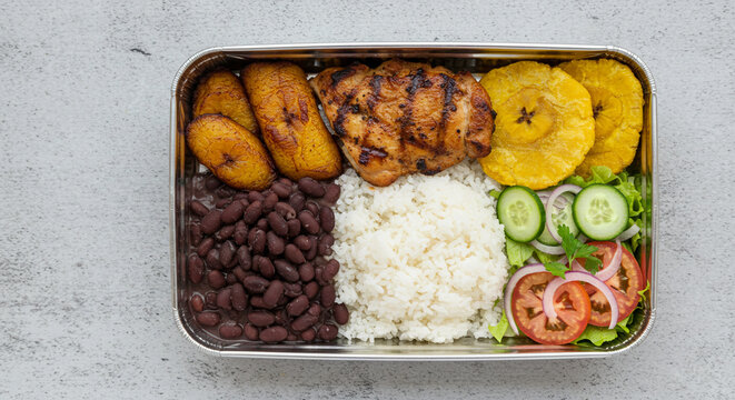 Marmita de alum&iacute;nio prato feito brasileiro almo&ccedil;o - arroz, feij&atilde;o frango, grelhado, salada e banana frita