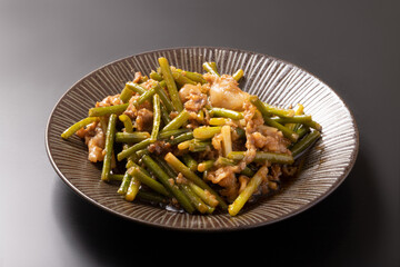 牛肉とにんにくの芽炒め