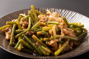 牛肉とにんにくの芽炒め