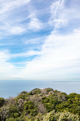 青い空と白い雲、ここまでしかない陸地。