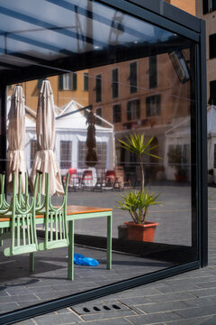 Outdoor restaurant inside glass box 