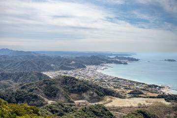 千葉県の青い海と手前に広がる街