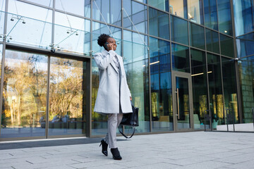 Trader negotiating over phone while selling assets in financial market