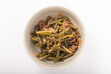 牛肉とにんにくの芽炒め