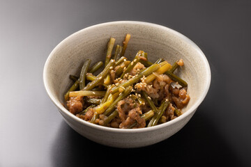 牛肉とにんにくの芽炒め