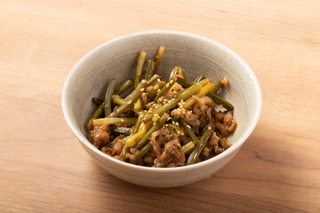 牛肉とにんにくの芽炒め