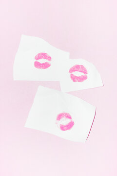 Naklejki Pink lipstick kiss marks in pink magenta  background with flashlight