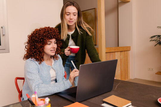 Worker receiving feedback from a co-worker during a work session