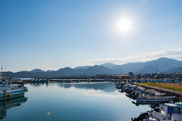 三輪崎漁港と穏やかな朝日