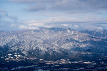 雪景色の森と湖