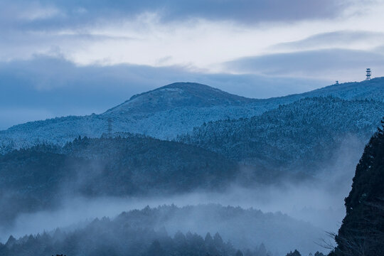 雪景色の森と湖