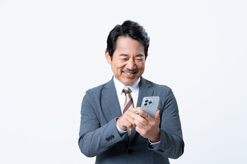 スマホを使うミドルのビジネスマン